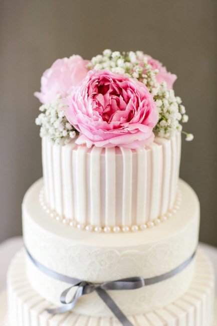 Живые цветы на верхушке торта