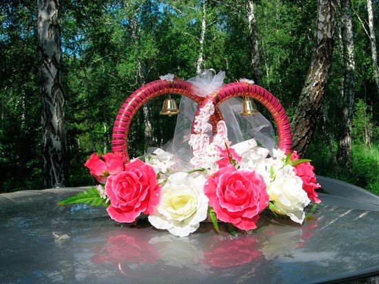 Розовые цветы на свадебном кортеже