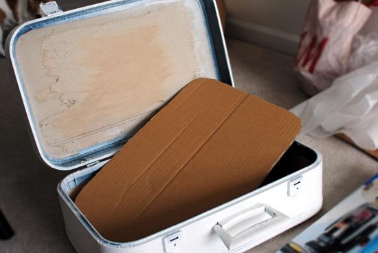 Вырежьте картонную деталь для чемодана