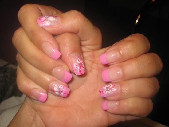 Немного розовых оттенков на ногтях