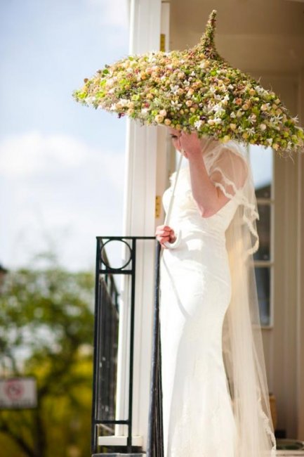 Невеста с цветочным зонтом