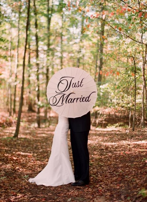 Зонт с памятными надписями на свадебной фотосъемке