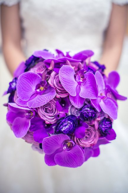 Букет с фиолетовыми орхидеями