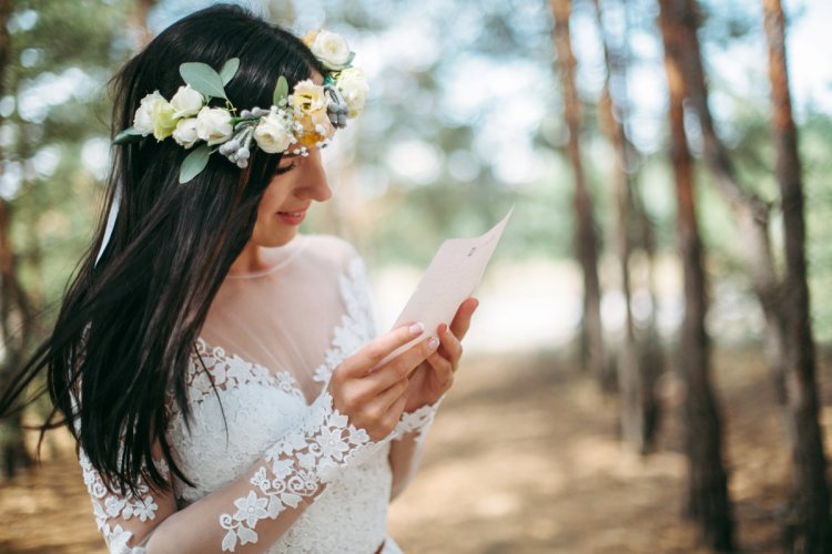 Невеста читает письмо с клятвой жениха