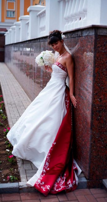 Свадебное платье со шлейфом бордо