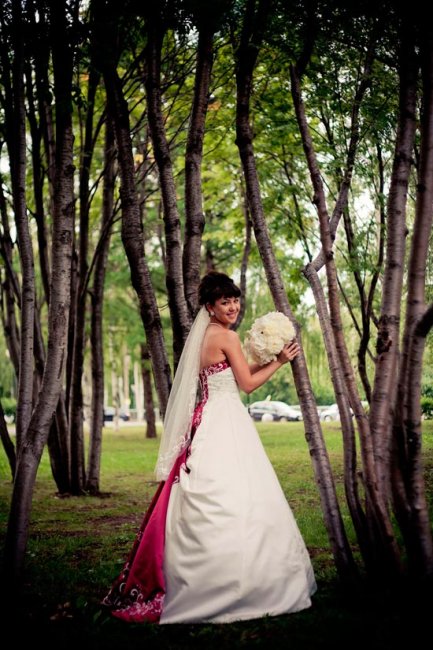 Фотосессия невесты в бело-бордовом платье