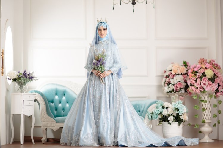 Мусульманка в шикарном голубом свадебном платье
