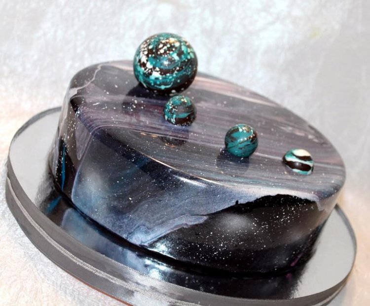 Космический зеркальный торт с шоколадным декором