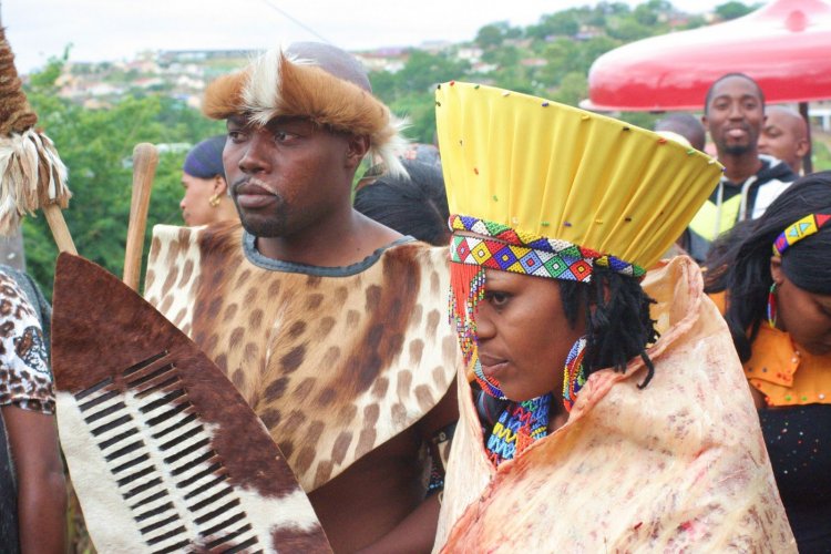 В африканских племенах отец невесты трогает жениха за интимные места