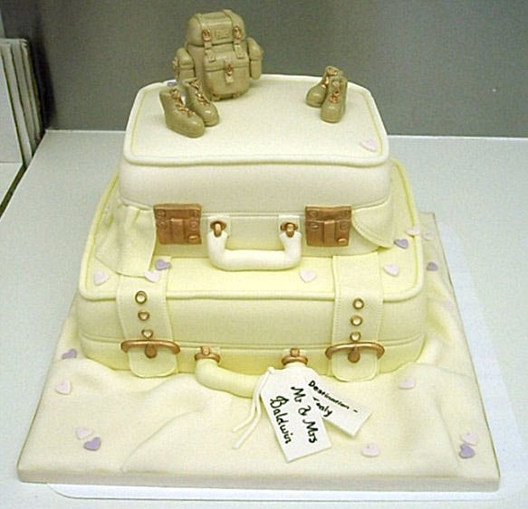 Свадебный торт в форме чемодана