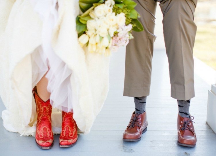 Ковбойские сапожки под свадебное платье
