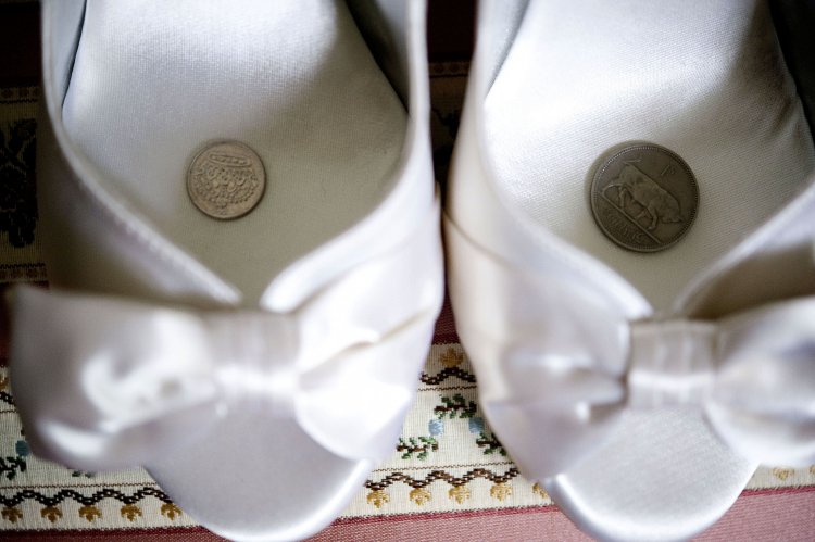 Класть моменту в правый туфель невесты - к удаче