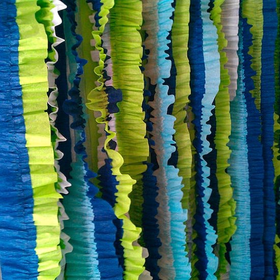 Разноцветные гирлянды из крепированной бумаги