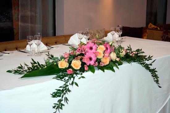 Украшение свадебных столов цветами