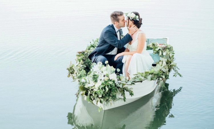 Свадебная фотосессия на лодке