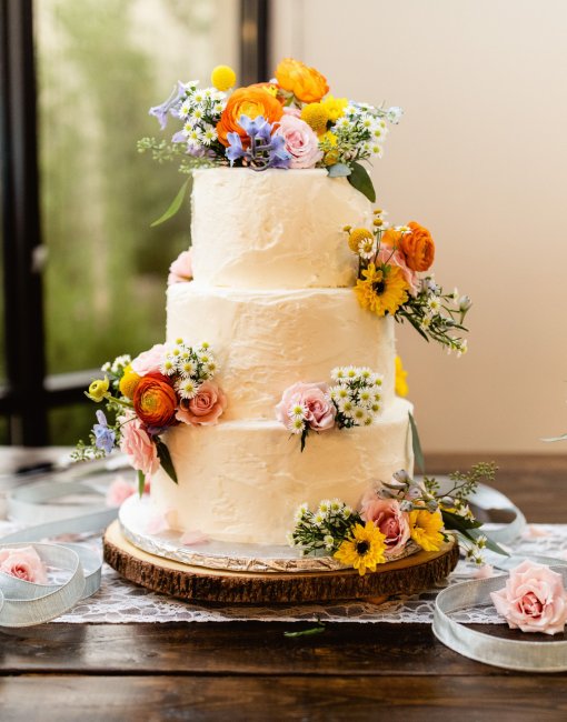 Торт и блюда с садовыми и полевыми цветами