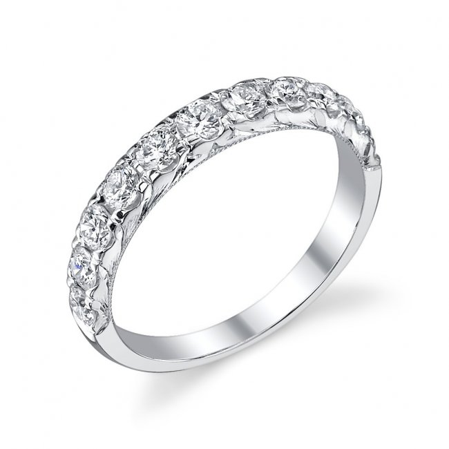 Сдержанное обручальное кольцо с бриллиантами