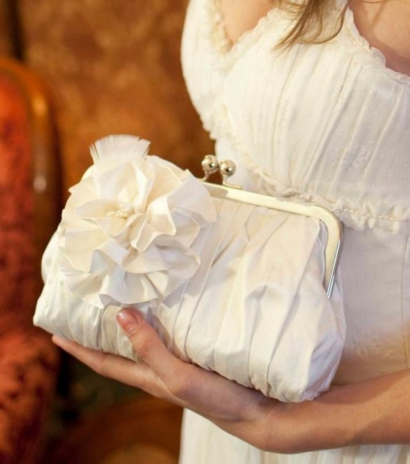 Белый клатч для невесты