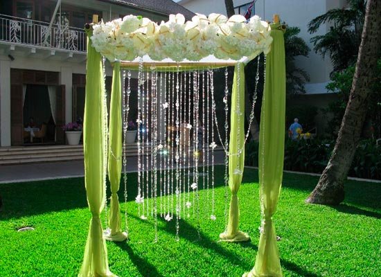 Декор свадебной арки стеклянными бусинами
