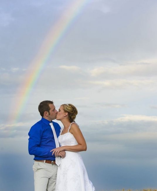 Свадебное фото на фоне радуги