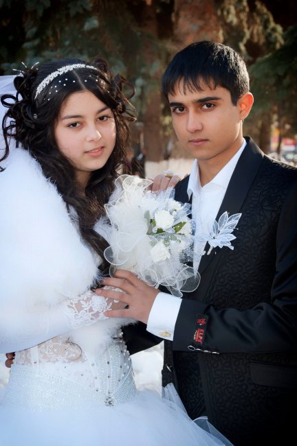 Молодые жених и невеста в цыганском табаре